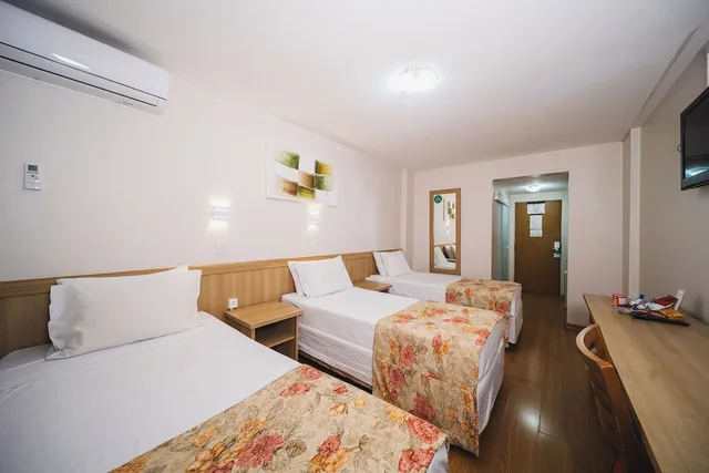 غرفة قياسية ثلاثية بسريرين منفصلين وثلاثة أسرّة، Hotel Golden Park Curitiba by Nacional Inn 2/10