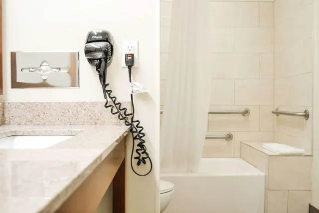 غرفة بسريرين مزدوجين لذوي الإعاقة، Surestay Hotel By Best Western Bowling Green North 6/6
