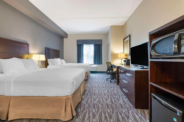 غرفة بسريرين كوين بحوض استحمام لذوي الإعاقة، Best Western Brandon Inn 1/4