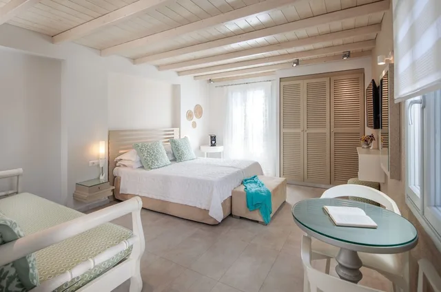 غرفة ثلاثية بسرير مزدوج مع أريكة، Iria Beach art hotel 7/7