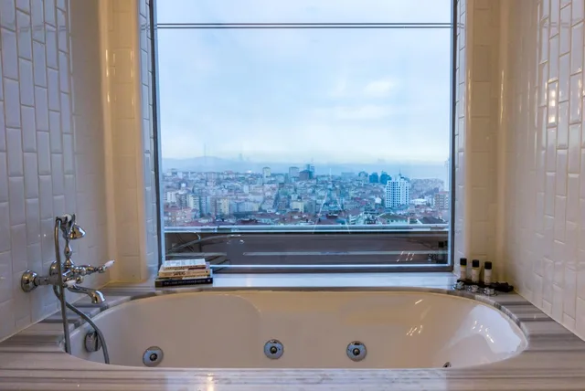 جناح بجاكوزي، The Cettia Istanbul 3/9