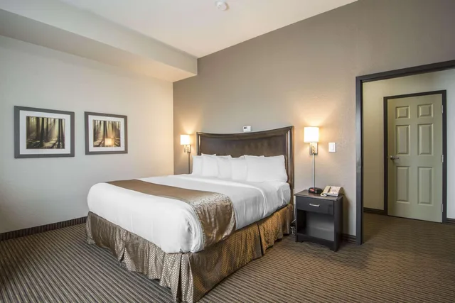 Efficiency, Suite, King Bed، Quality Inn & Suites Thompson, MB 3/4