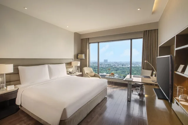 غرفة ديلوكس بحوض استحمام، The Leela Ambience Convention Hotel Delhi 1/2