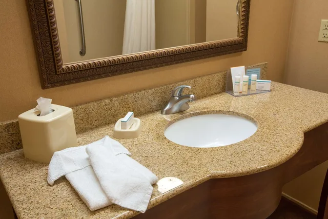 جناح بسرير كينج، Hampton Inn Goshen 2/3