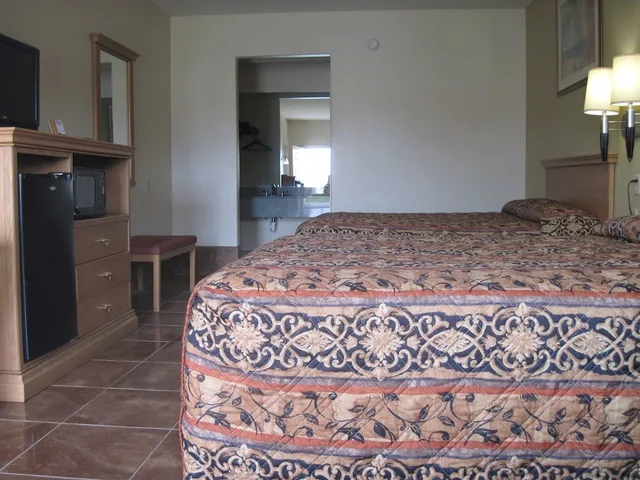 Deluxe, 2 Queen Beds, Smoking, Texas Inn - Weslaco/Mercedes 4/5