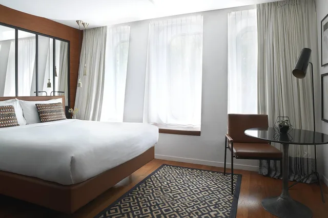 غرفة بسرير كوين بإطلالة على المدينة، Renaissance Paris Republique Hotel 5/10