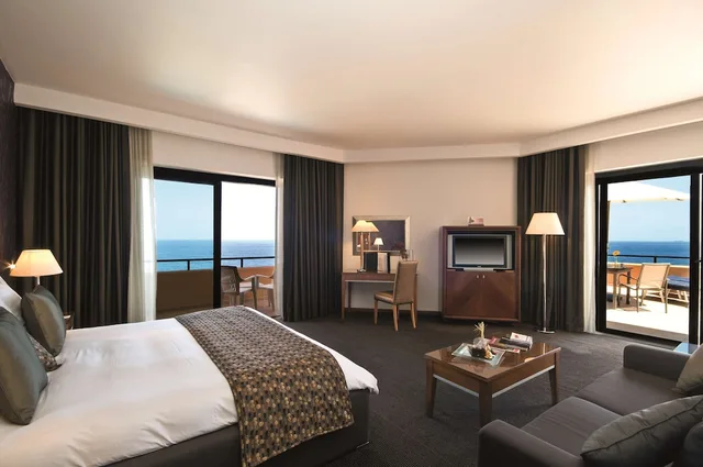 جناح سوبيريور بسرير كينج بإطلالة على البحر بشرفة، Radisson Blu Resort Malta St Julians 1/2