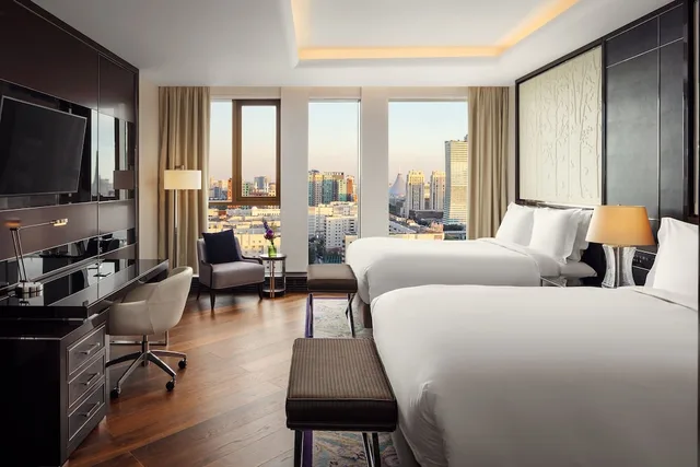 غرفة كلوب بسريرين كوين بإطلالة على المدينة، THE RITZ-CARLTON ASTANA 2/3