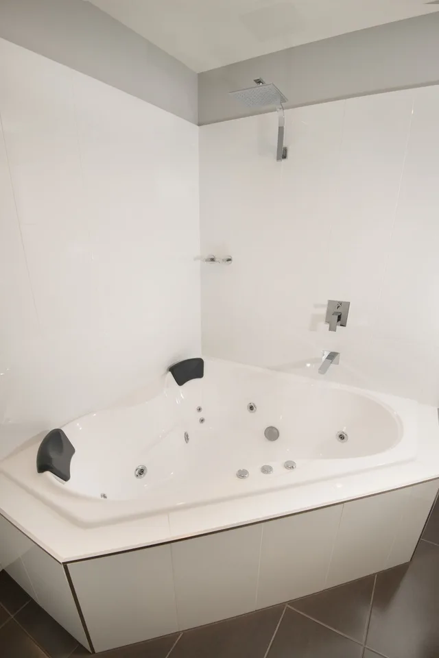 جناح بريميير بسرير كينج بحوض جاكوزي، Mercure Warragul 4/5