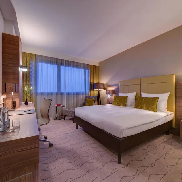 Guest Room, Executive, King Bed, Partial River View, Executive Lounge Access، BONN MARRIOTT HOTEL 2/10