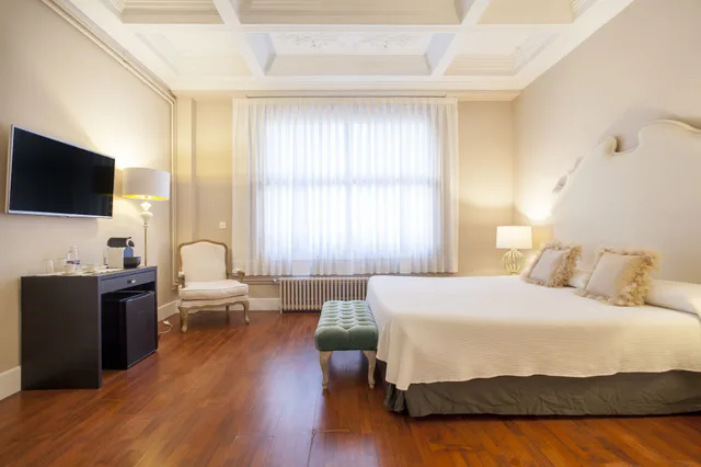 Superior, King Bed, B And B Hi Valencia Boutique 1/10