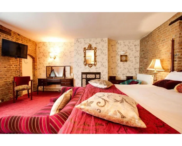 جناح سوبيريور، The Rose and Crown Hotel 1/7