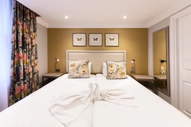 غرفة بسريرين منفصلين، Byron Hotel 1/11