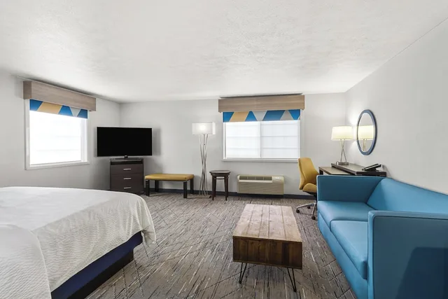 جناح ركني بسرير كينج مع أريكة، Holiday Inn Express Hotel Wenatchee 1/3