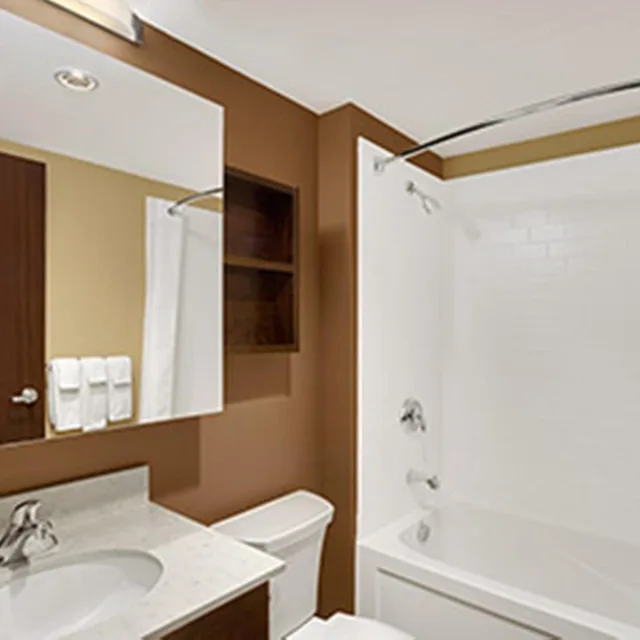غرفة بسرير كينج وسريرين كوين، Microtel Inn Suites By Wyndham Timmins 8/10