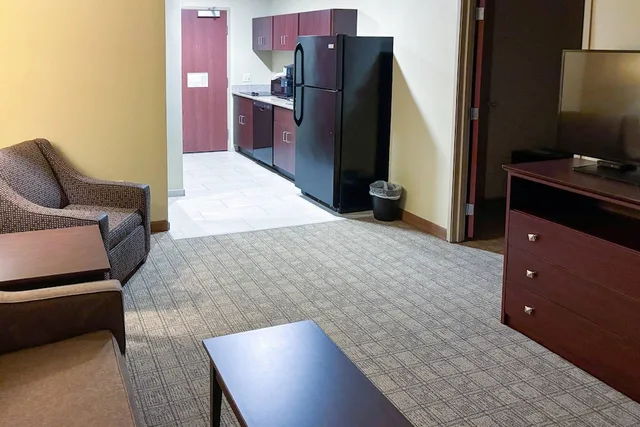 جناح بسرير كينج مع أريكة لذوي الإعاقة، Quality Inn Quinter I-70 4/7