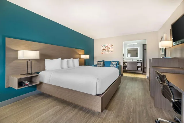 Room, King Bed, Sofa, Best Western Green Tree Inn 5/10
