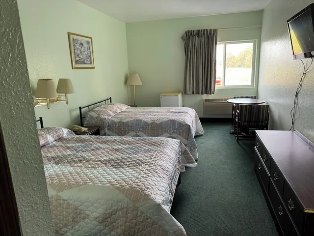 Comfort, Multiple Beds، Highland Inn Peculiar 1/6