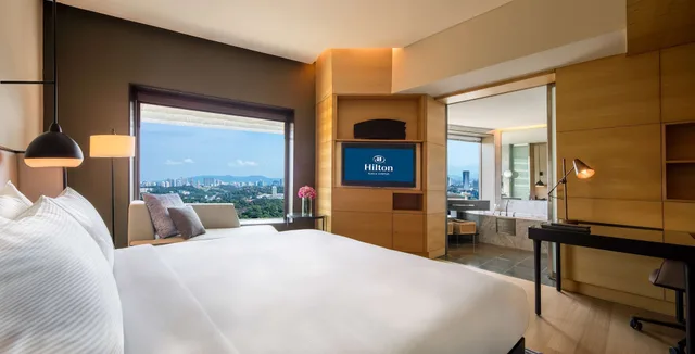 غرفة ديلوكس بسرير كينج بإطلالة على البحيرة، Hilton Kuala Lumpur 5/8