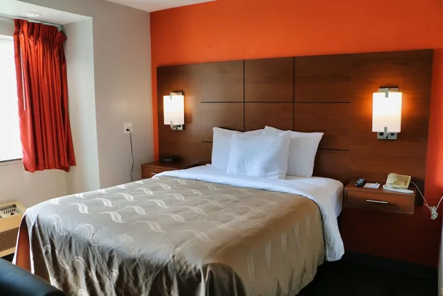غرفة قياسية بسرير كوين، Quality Inn and Suites Watertown Fort Drum 3/8