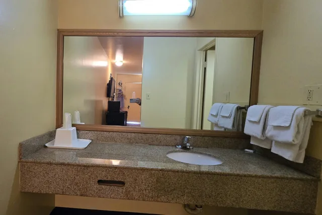 غرفة بسرير كينج للمدخنين، Sunrise Inn By OYO Newport News US-60 6/6