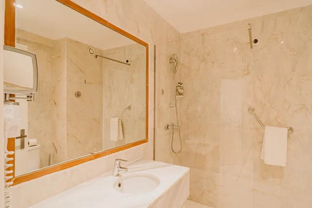 جناح بسرير كوين، Velamar Boutique Hotel - Adults Only 5/8