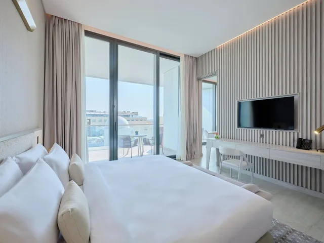 جناح بسرير كينج بشرفة بغرفة نوم واحدة، Arabella Beach Hotel Kuwait, Vignette Collection 3/5