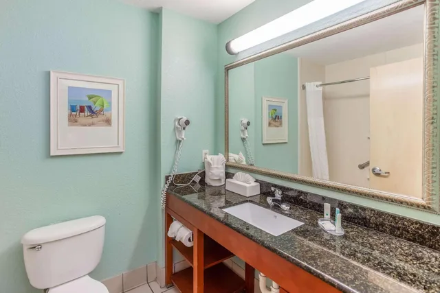 جناح بسرير كينج بإطلالة على المسبح مع أريكة، Beachside Hotel and Suites 4/5