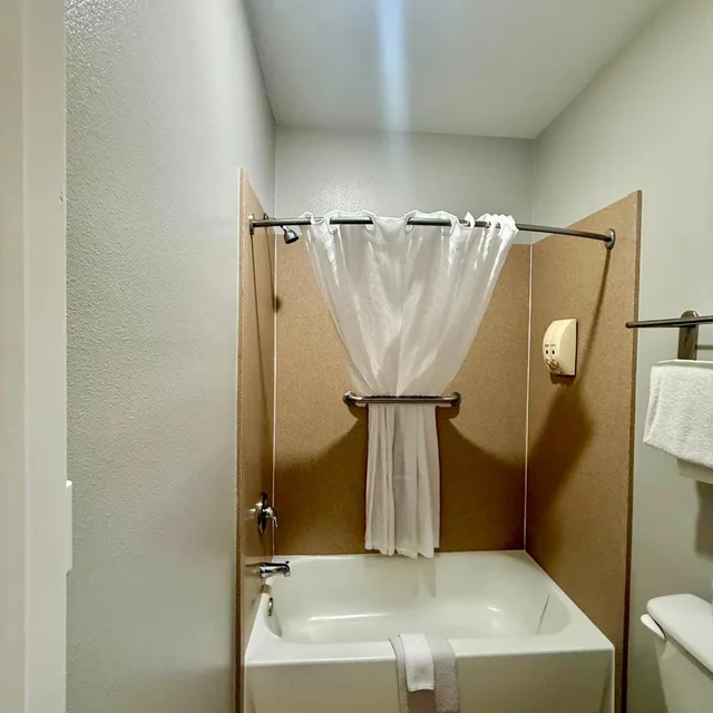 غرفة بسرير كينج وسريرين كينج، Weslaco Inn by Capital O Near Mercedes 9/10