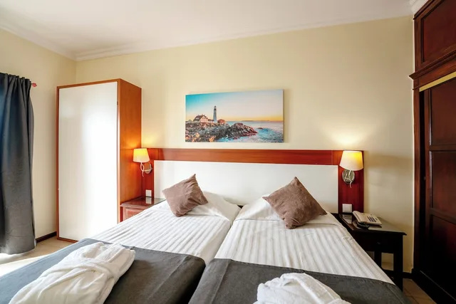 Superior, Triple, Ocean View, Balcony, Avenida Praia 1/7