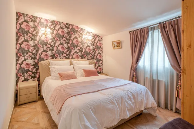 Family, House, Queen and Twin Beds, Sofa، Le Petit Chateau de Barbizon au Bois du Mee 6/10