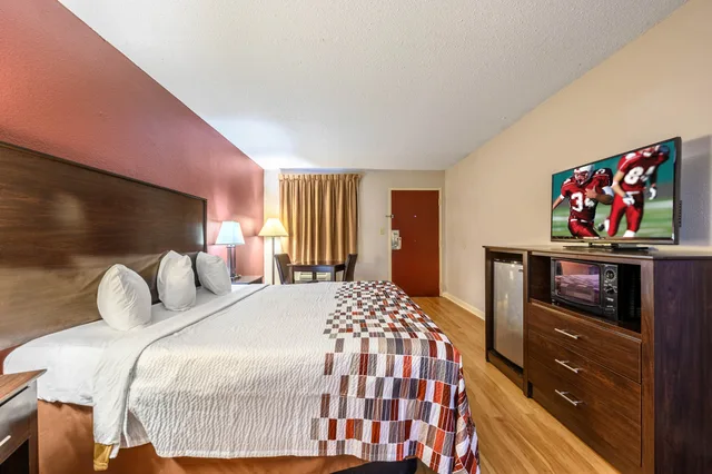 غرفة ديلوكس بسرير كينج لذوي الإعاقة، Red Roof Inn Sylacauga 1/4