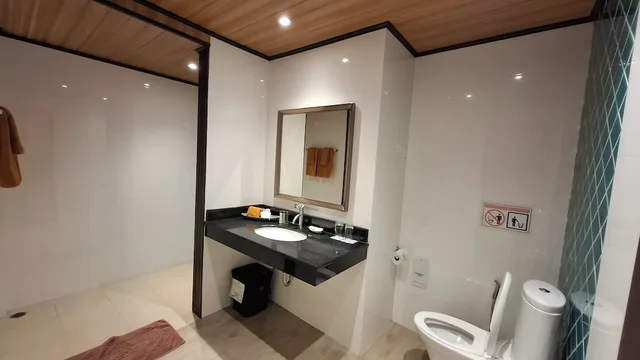 كوخ عائلي بسرير مزدوج وسريرين منفصلين بغرفتي نوم، Phi Phi Natural Resort 1/1