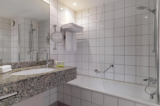 غرفة قياسية بسرير كوين، Courtyard By Marriott Dusseldorf Hafen 5/5