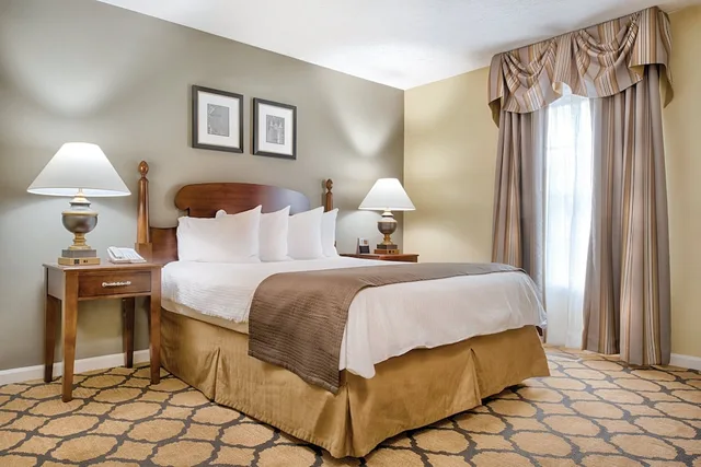 جناح بسرير كينج بغرفة نوم واحدة مع أريكة بمطبخ صغير، Club Wyndham Patriots Place 1/2