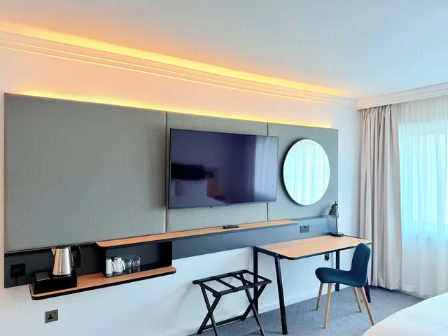 غرفة قياسية بسرير مزدوج مع أريكة، HOLIDAY INN LONDON HEATHROW M4J4 6/10