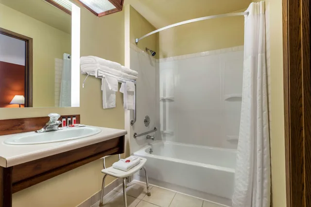 غرفة بسريرين كوين لذوي الإعاقة، Howard Johnson by Wyndham Leavenworth 6/6