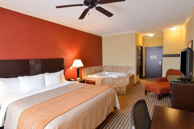 جناح، Comfort Inn and Suites Fort Worth Fossil Creek 2/5