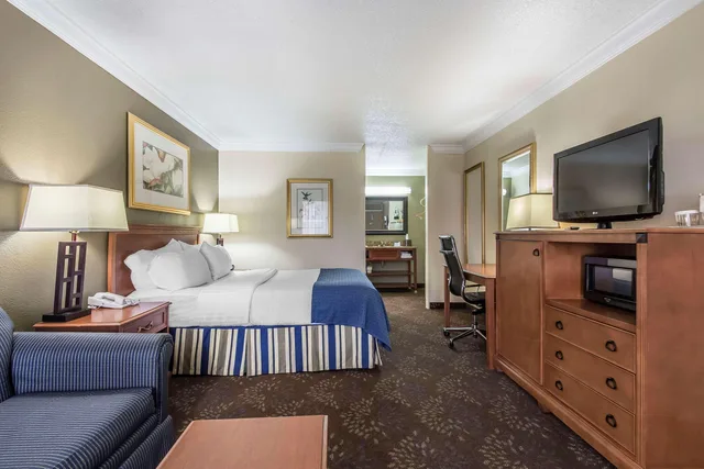 غرفة بسرير كوين، Clarion Inn Morgan City 1/1