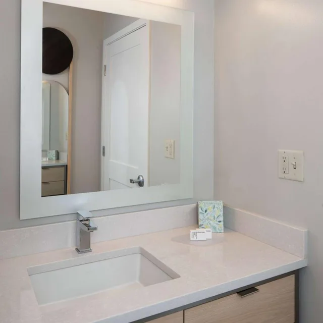 جناح بسرير كوين بغرفة نوم واحدة بحوض استحمام لذوي الإعاقة، Sonesta Simply Suites Falls Church 4/7
