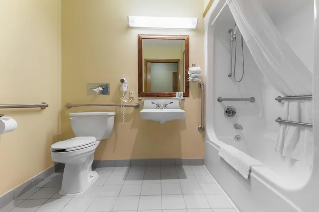 جناح بسرير كينج، Quality Inn Washington Court House 3/3