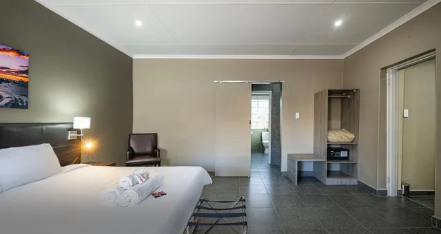 غرفة بسريرين منفصلين بحمام خاص، Calvinia Hotel by Country Hotels 1/7