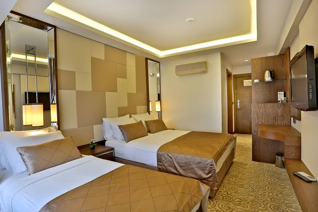 غرفة رباعية بسرير مزدوج وسريرين منفصلين، Grand Sagcanlar Hotel 4/9