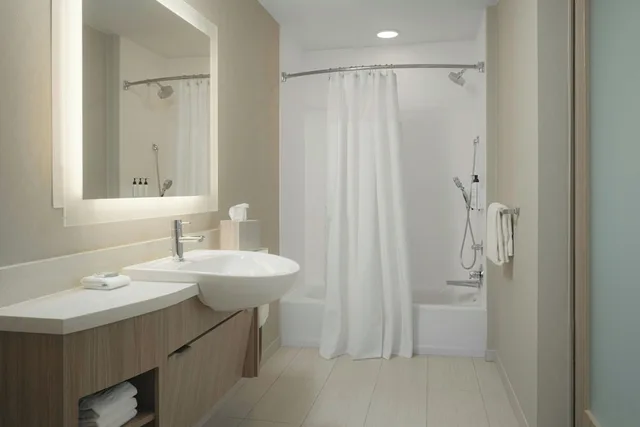 جناح ركني بسريرين كوين مع أريكة لذوي الإعاقة، SpringHill Suites by Marriott Tampa Downtown 3/3