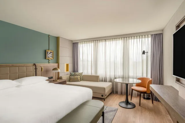 Guest Room, Superior, King Bed, Main Building, Zurich Marriott Hotel 2/10