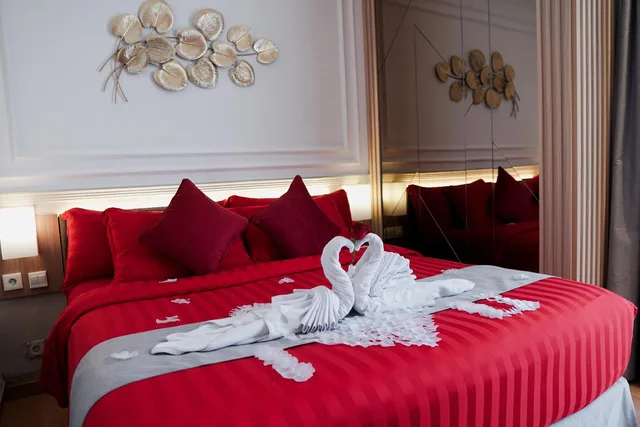 Red, Junior Suite, King Bed، Maestro Hotel Kota Baru 1/1