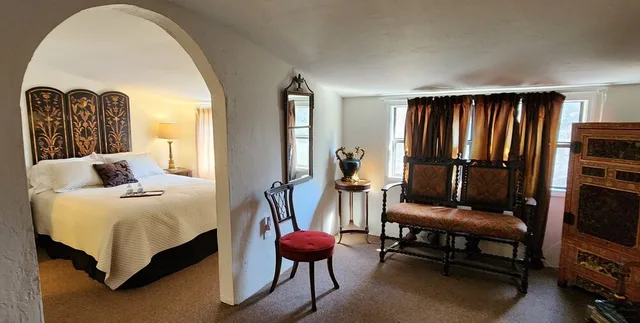 جناح بسرير كوين، Lily Creek Lodge 2/8