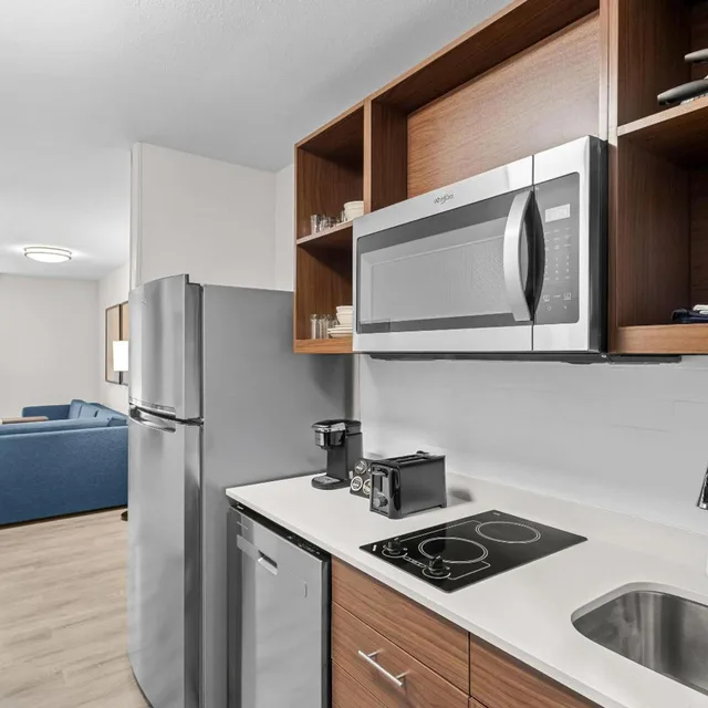 Room, King Bed, Everhome Suites Wichita Northeast 9/10