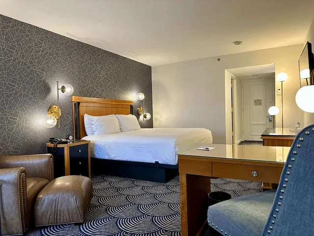 غرفة قياسية بسرير كينج بشرفة، Inn At Great Neck 4/7
