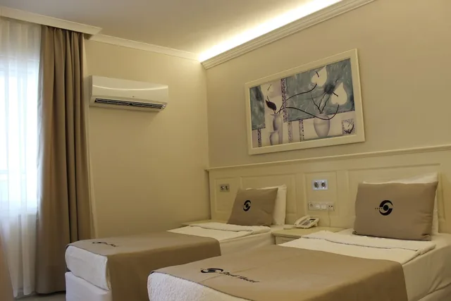غرفة ثلاثية بسريرين منفصلين بإطلالة جزئية على البحر، Savk Hotel Alanya 5/10